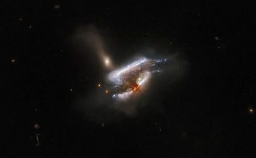 Телескоп Hubble сделал снимок редкого эпического столкновения трех галактик